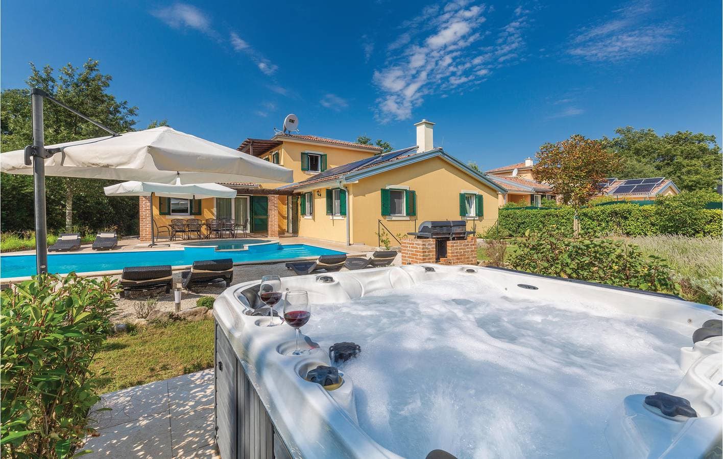 Foto 8 von 48: Geräumige 2-Zimmer-Ferienwohnung mit Pool, WLAN, Klimaanlage und Parkplatz