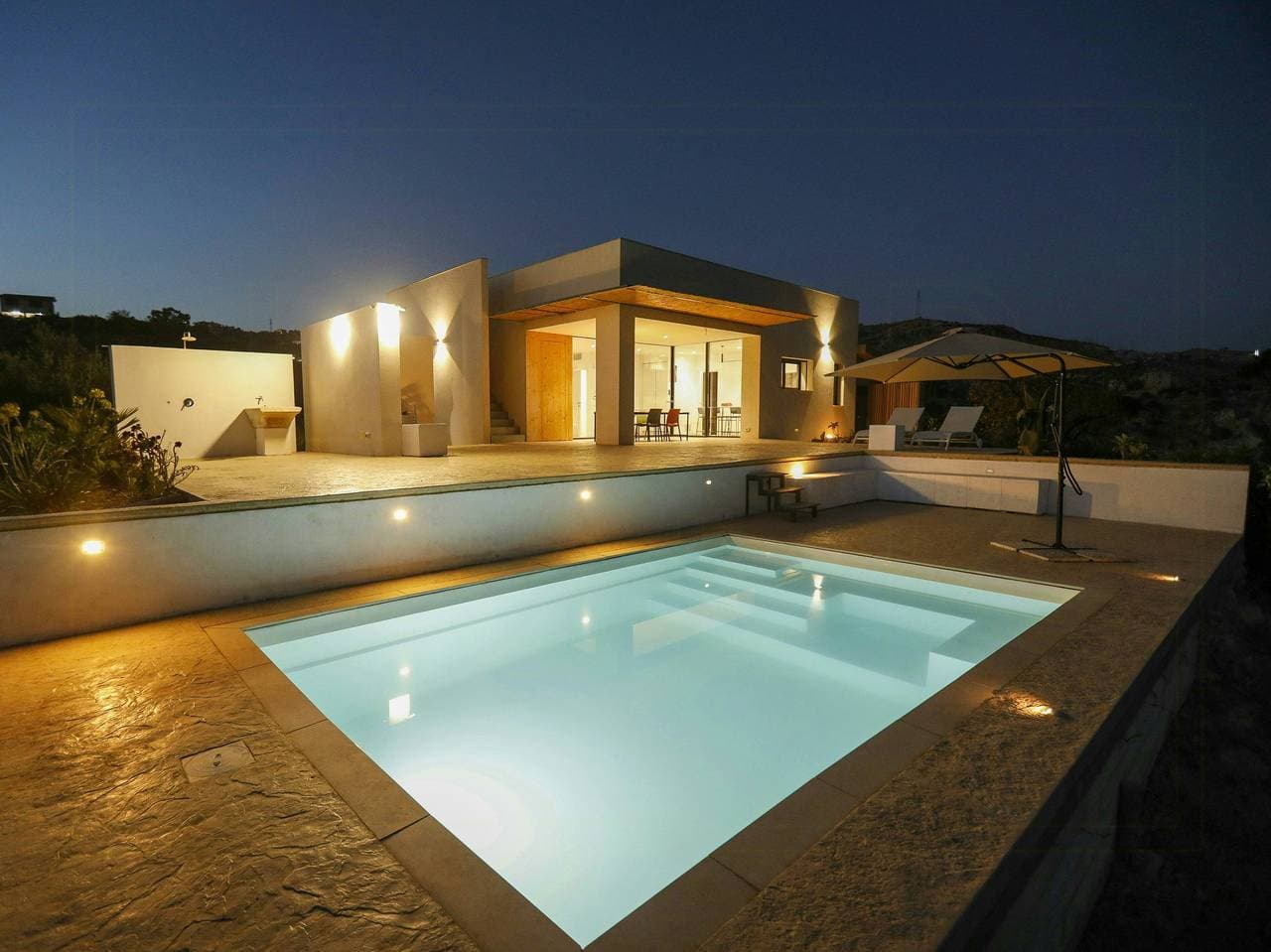 Foto 3 von 31: Minimalistische Villa mit Pool inmitten der Weinberge