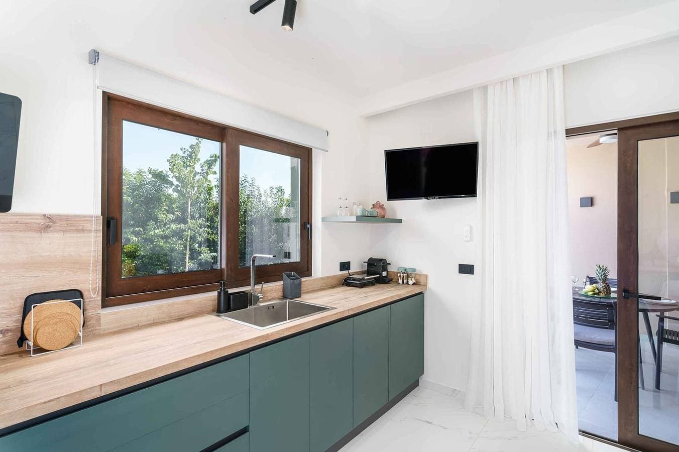 Foto 11 von 32: Villa Anthos |Luxury 1-Bedroom with Heated*  Pool!