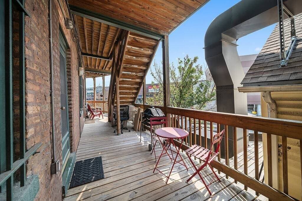 Foto 5 von 25: Classic Lincoln Park  2 bedroom condo- parking included