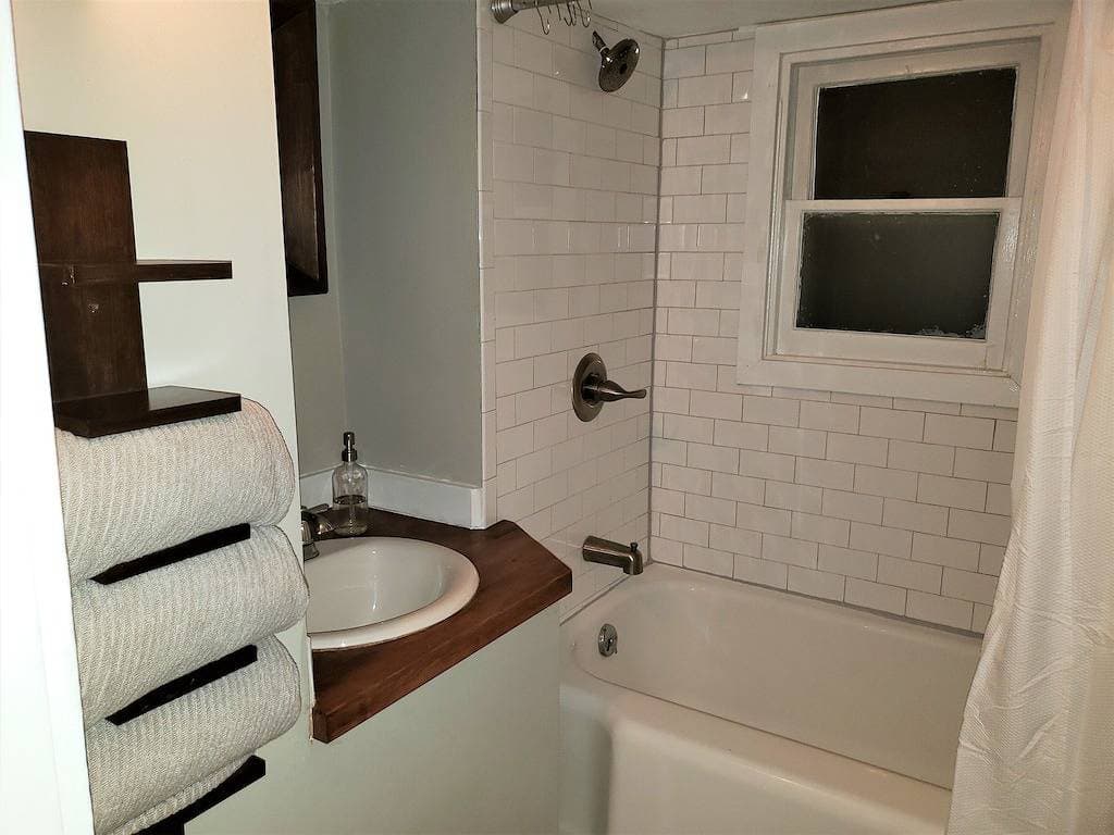 Foto 9 von 25: Spacious Victorian perfect for large groups.  Walk to Main Street!
