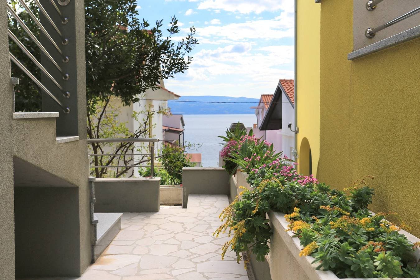 Foto 10 von 24: 1-Zimmer-Ferienwohnung mit Terrasse und Meerblick Nemira, Omis A-17039-a