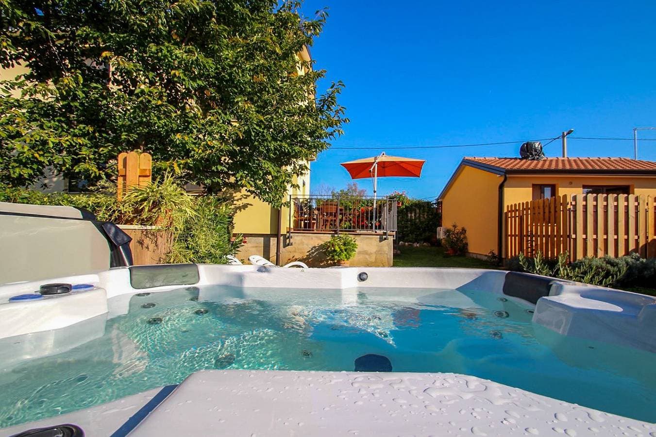 Cozy Ferienhaus mit Jacuzzi, Garten, Aussendusche, Grill 1