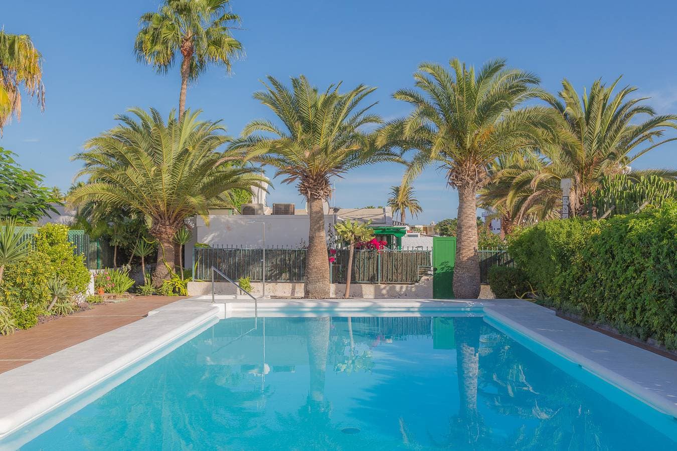 Foto 2 von 41: Charming Bungalow - Private Terrace, AirCon & Pool