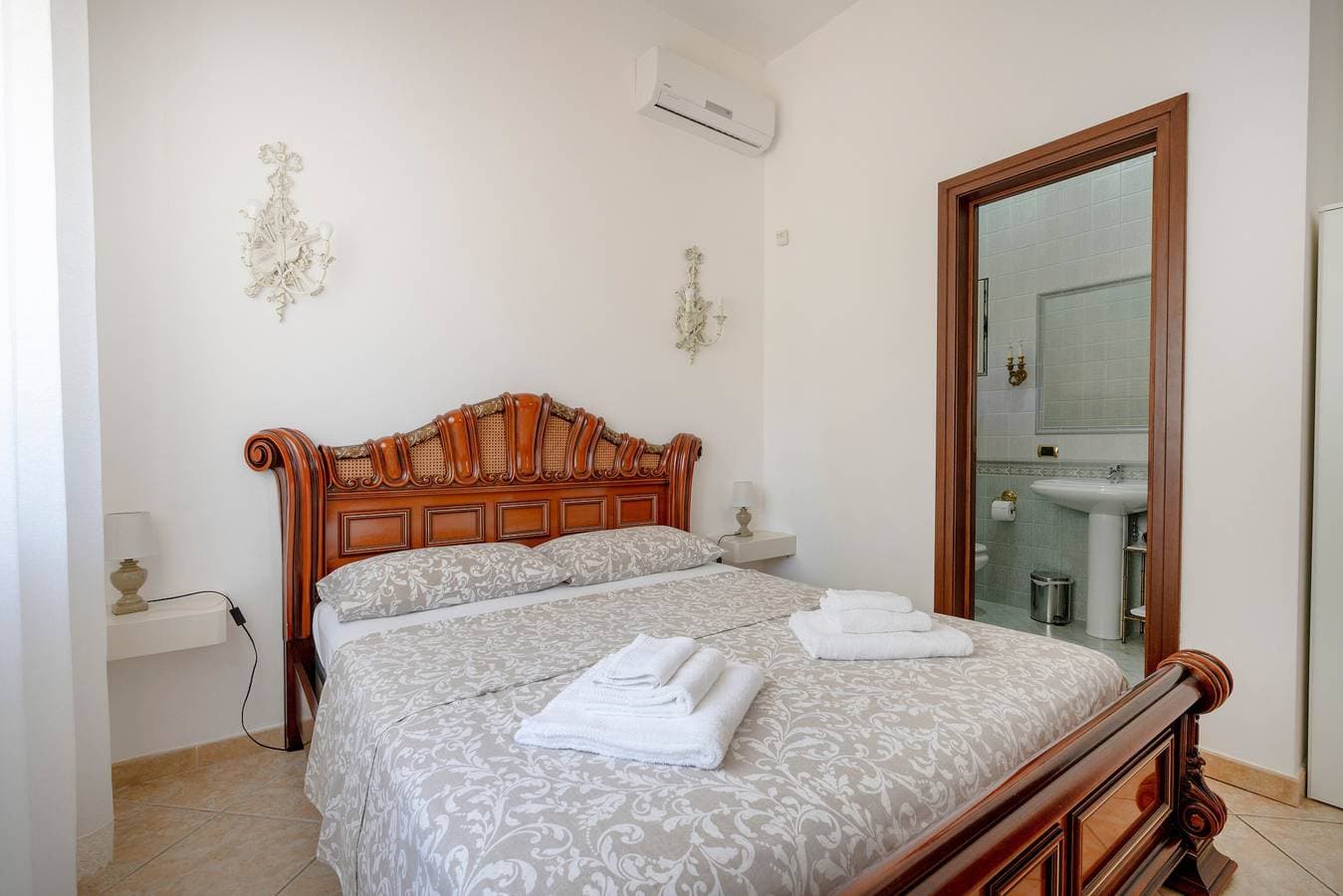 Foto 4 von 11: King-Zimmer mit Gemeinschaftsterrasse, WLAN und Klimaanlage