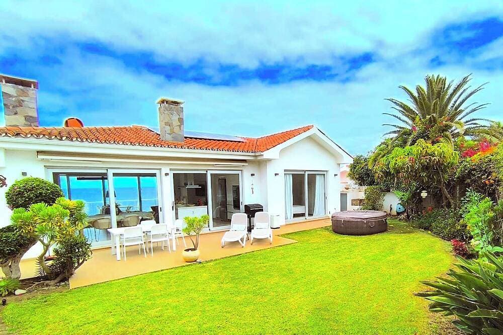 Super Comfortable Nature Villa in front of the Sea, with Jacuzzi and Sauna. 1