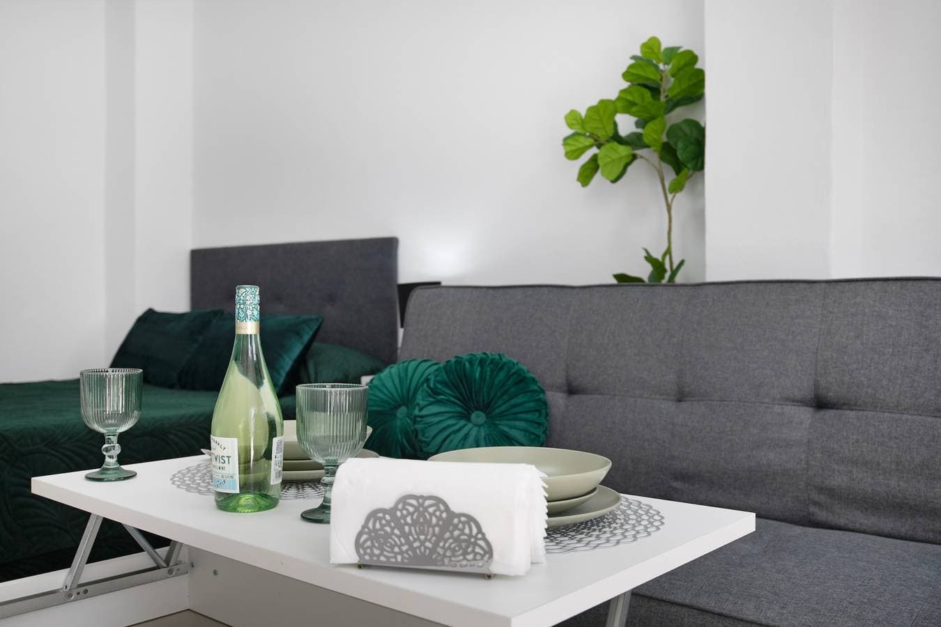 Foto 11 von 25: Einzimmerapartment 'Loft Marina' mit Gemeinschaftspool, WLAN und Klimaanlage