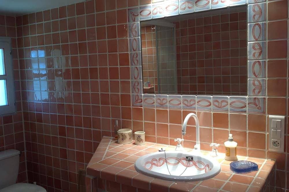 Foto 4 von 28: T1 charmantes klassifiziertes *** im Erdgeschoss der Villa mit Garten und Pool, eigenem Seezugang