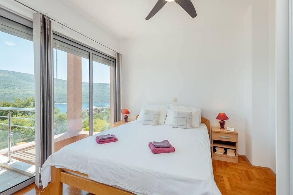 Foto 4 von 30: Luxury Apartment - Blick über die Bucht von Kotor - Infinity-Pool