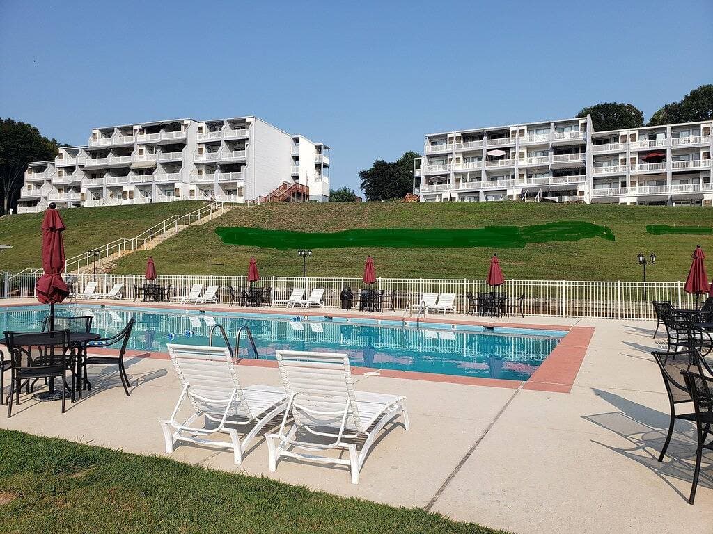 Foto 11 von 46: Breathtaking Sunset Views Over Smith Mountain Lake offers no stairs to condo