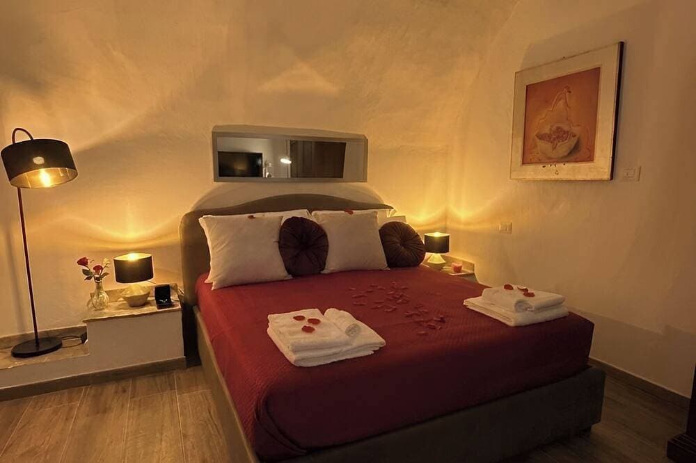 Foto 7 von 24: Charming Spa Suite with Heated Stone Tub & Chromotherapy near Lake Bracciano
