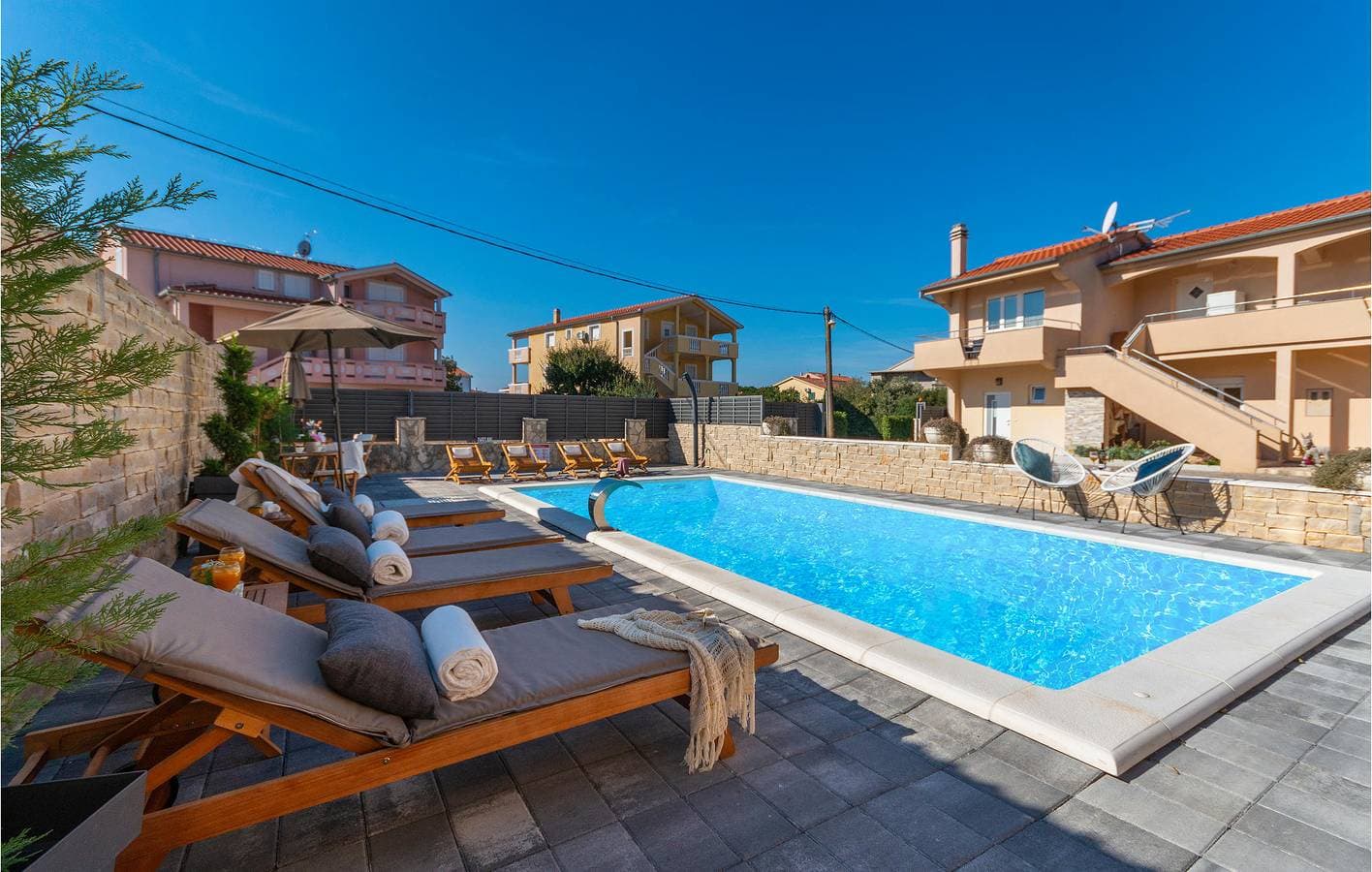 Foto 3 von 20: Gemütlich, nur 1 km vom Strand entfernt: WLAN, Klimaanlage, Pool und überdachte Terrasse!