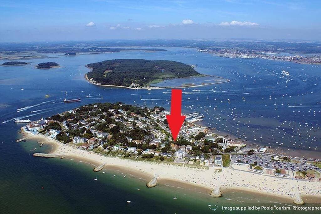 Superb Sandbanks Apartment near Beach and Bars with Free Parking 1