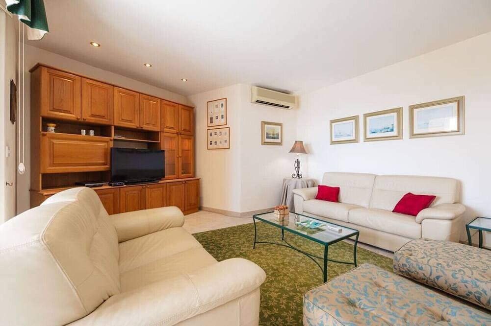 Foto 12 von 20: Charming Modern Seaview Apartment in Central Portomaso