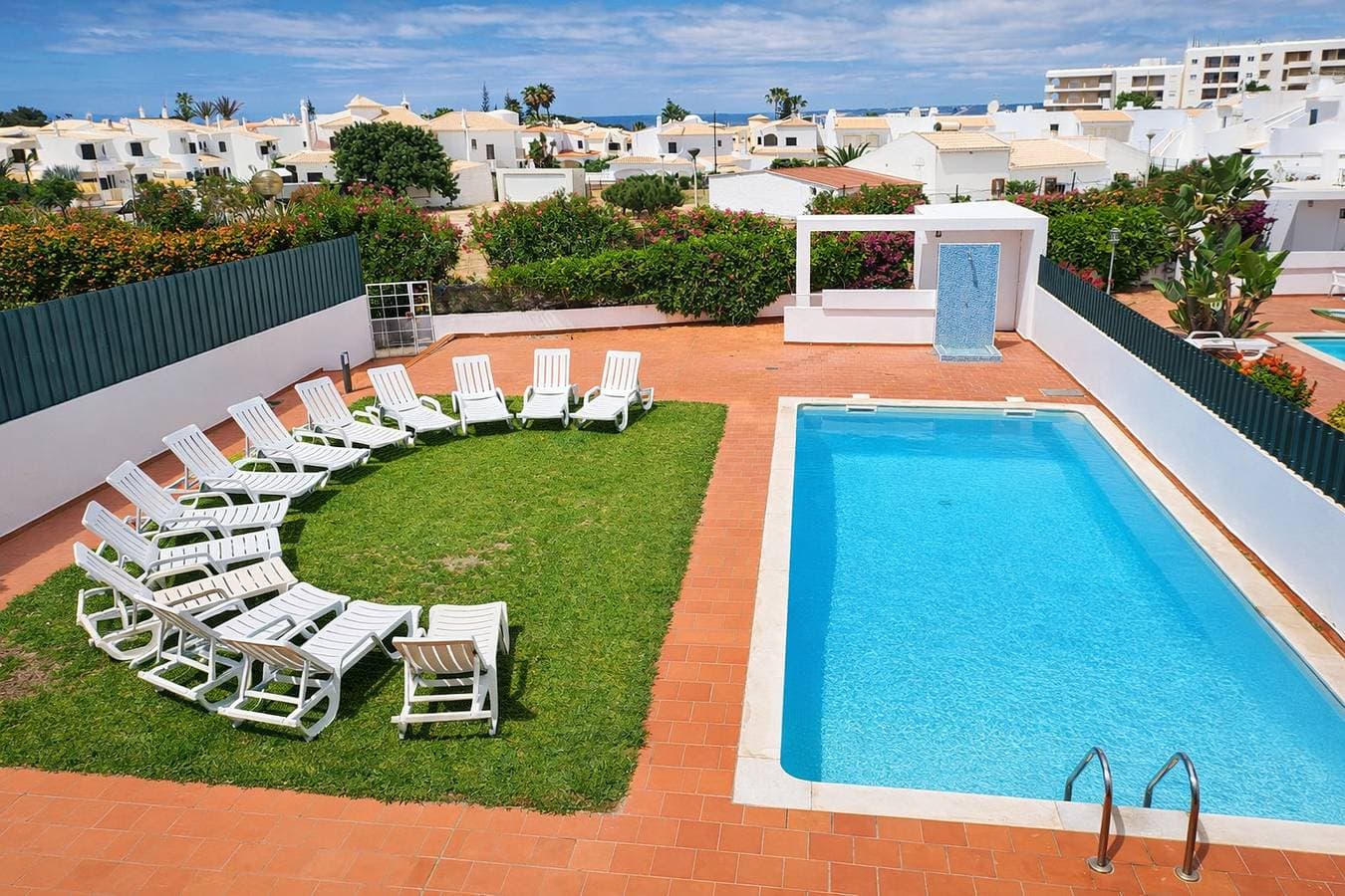 T2 r/c Galé, Piscina, BBQ, A/C, para a praia vai a 1