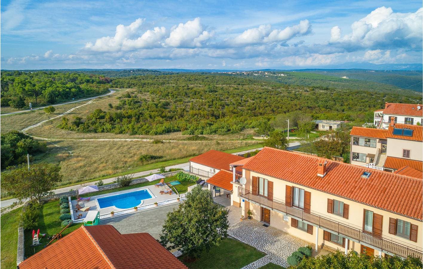 Foto 5 von 49: Charmante Unterkunft, 1,5 km von der Küste entfernt: Pool, WLAN, Terrasse und Parkplätze!