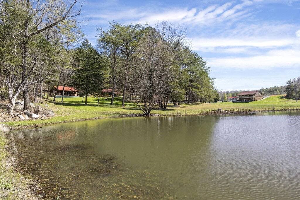 Foto 4 von 16: Secluded Lost Lake Lodge In Cosby - Your Ultimate Hideaway