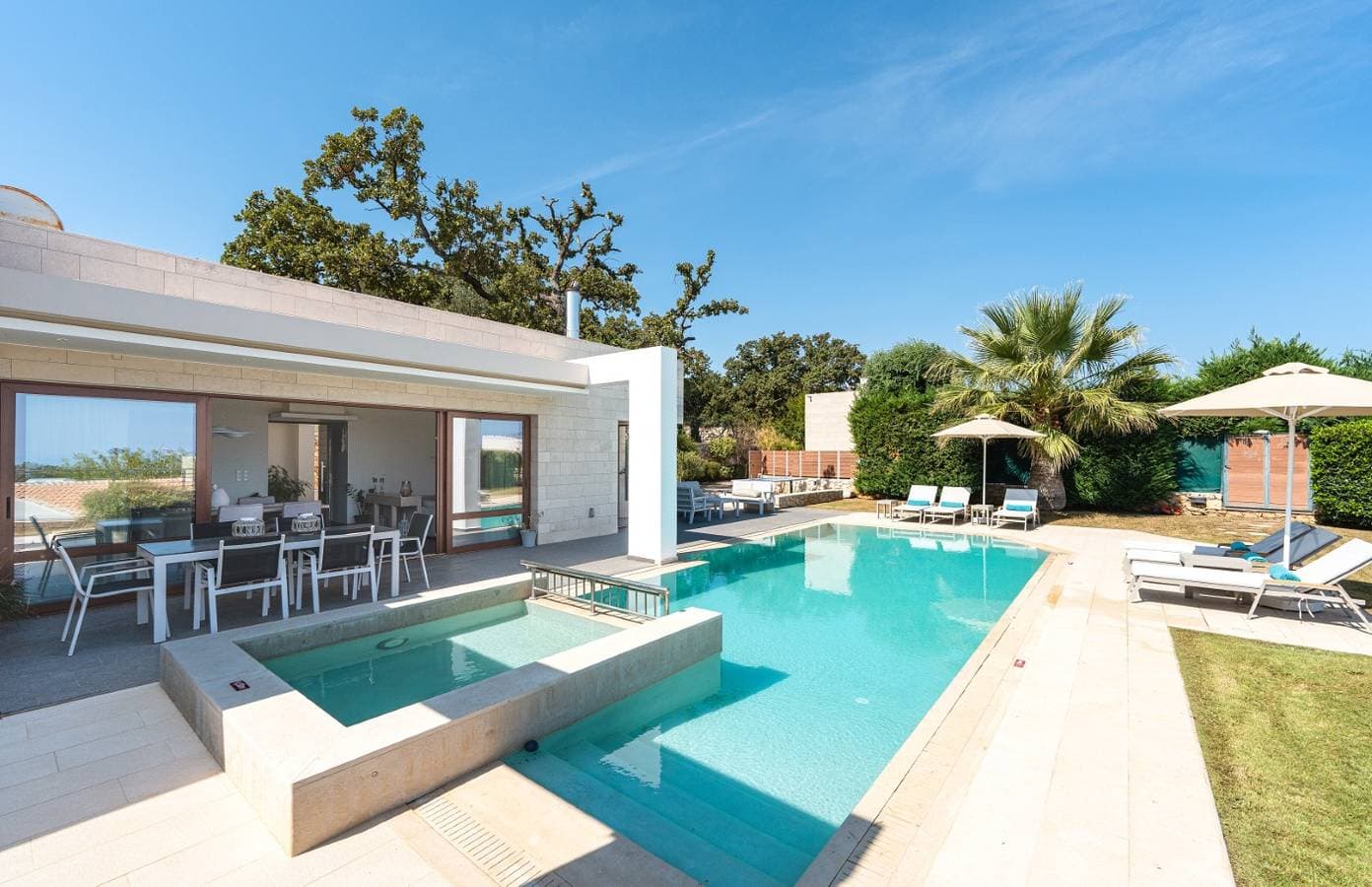 Foto 3 von 28: High-Spec Contemporary Villa with Garden, Jacuzzi and Walk-to-Tavernas Location