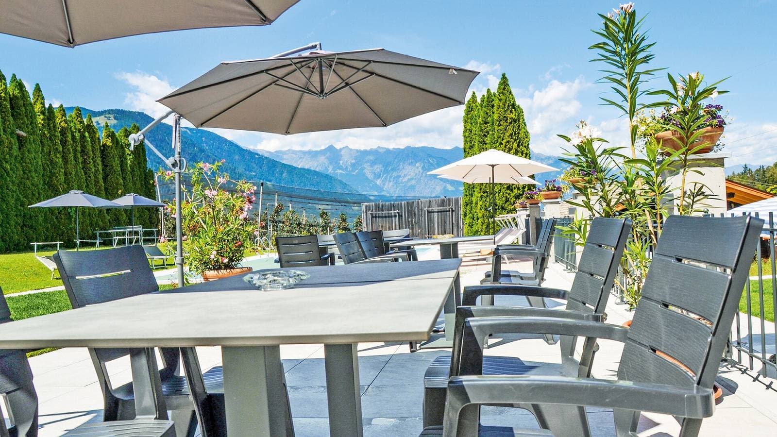 Foto 10 von 28: Ferienwohnung 'Residenz Sonnegg 4' mit Bergblick, Gemeinschaftspool und WLAN