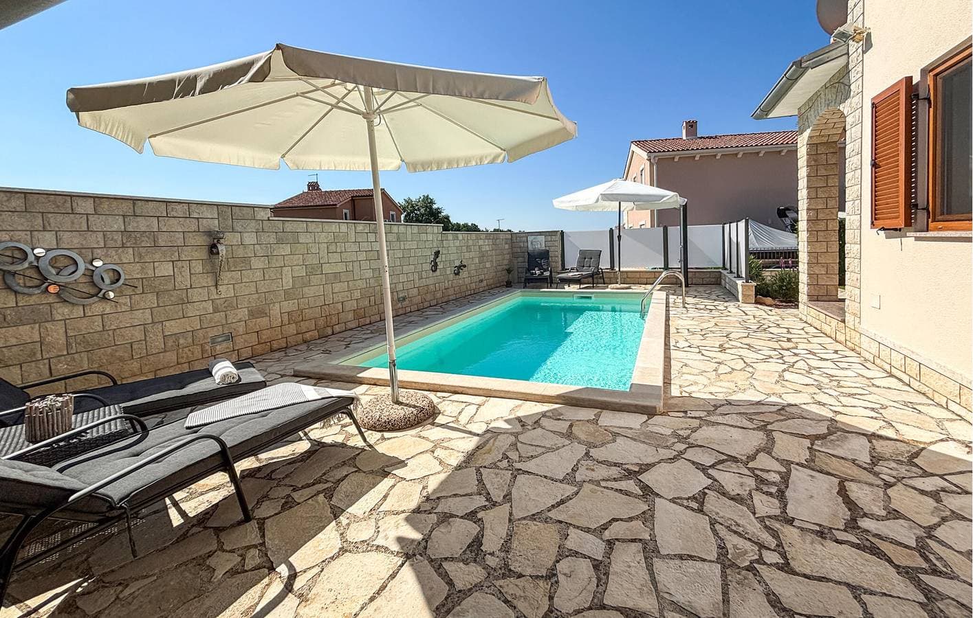 Foto 13 von 48: Gemütliche 1-Zimmer-Wohnung mit Pool und Terrasse in der Nähe der Restaurants und Sehenswürdigkeiten von Labinci