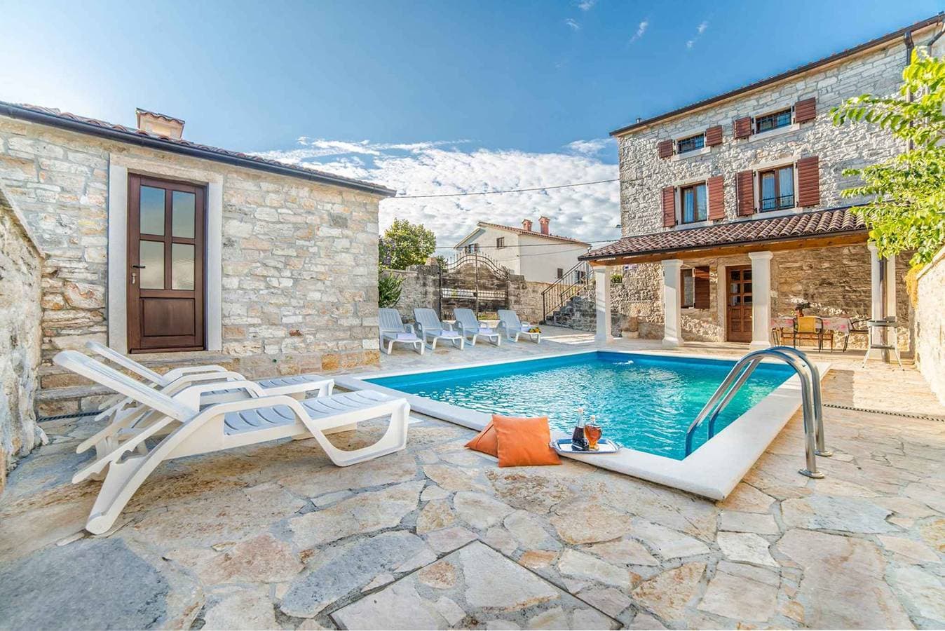 Foto 4 von 25: Ferienhaus mit Swimmingpool und Grill