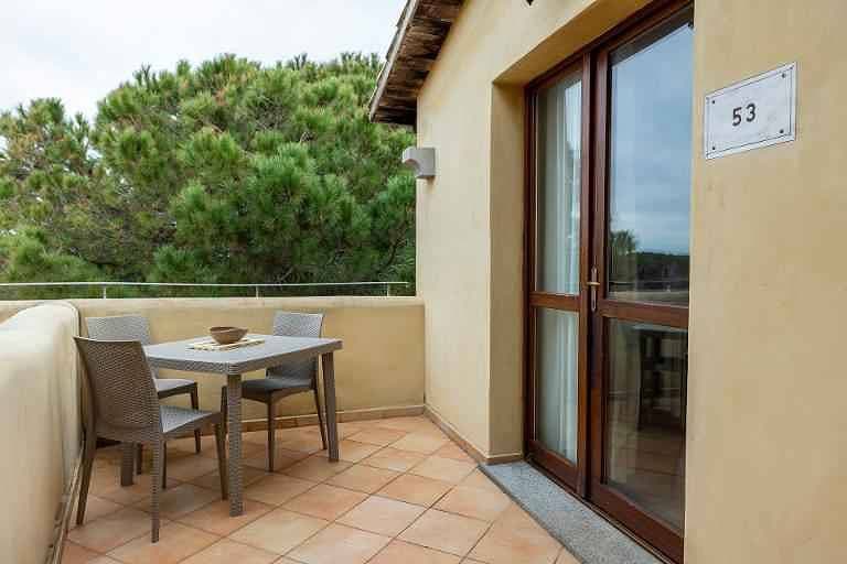 Foto 3 von 21: Studio mit Balkon und Außenpool