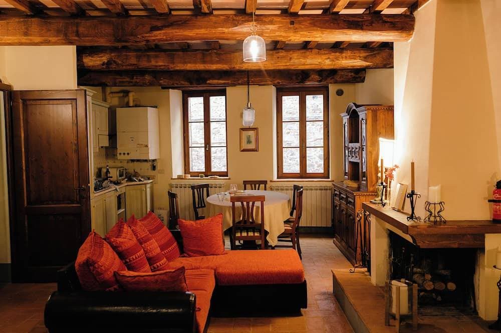 Elegant Apartment in Paciano's Historic Center with 2 En-suite Bedrooms 1