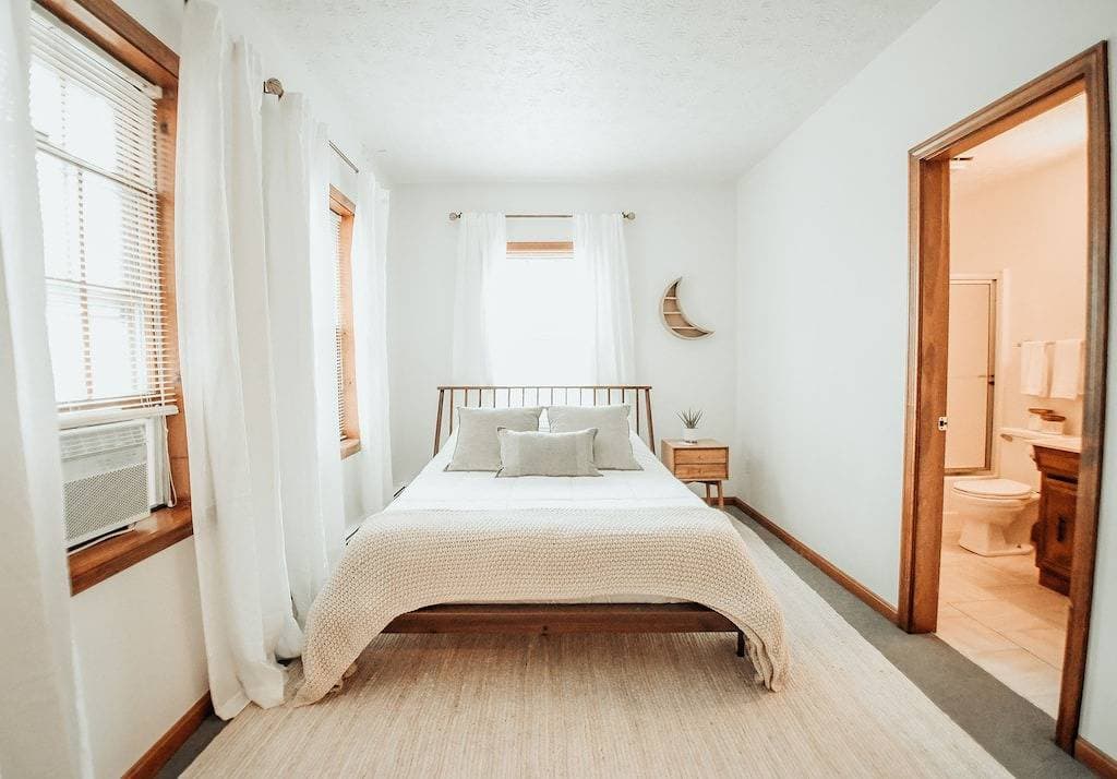Foto 10 von 11: Completely remodeled 2 bedroom apartment in Portland's West End
