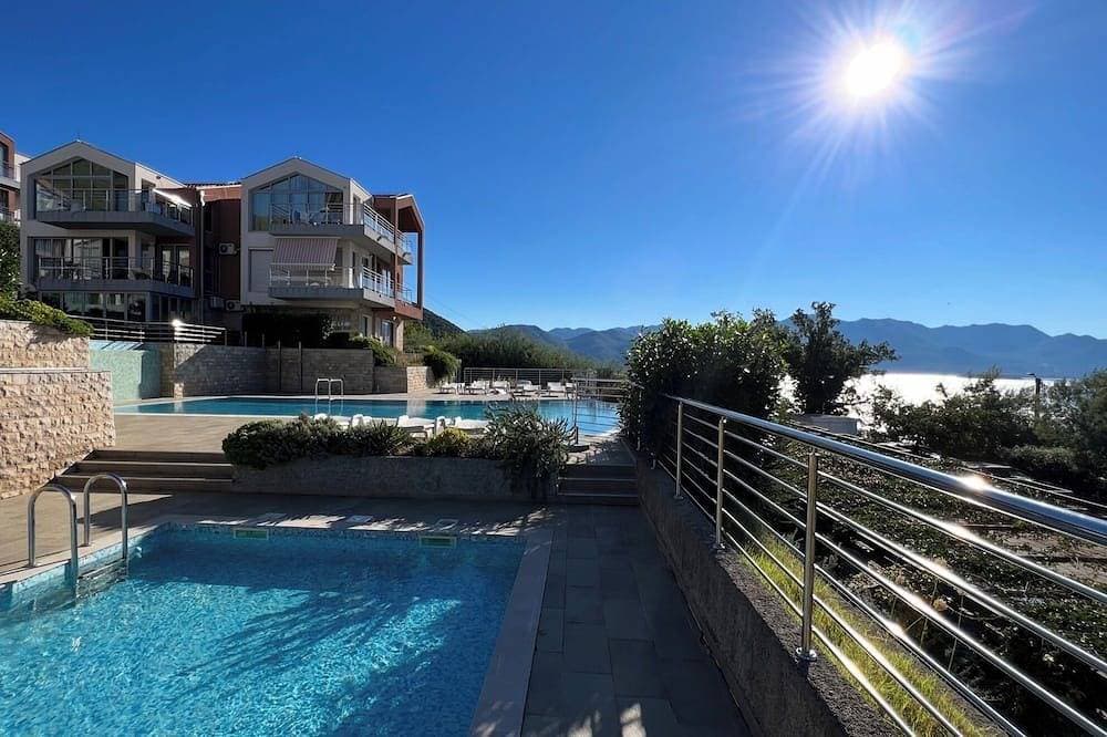 A Penthouse above the sea with a big infinity pool and a children pool 1