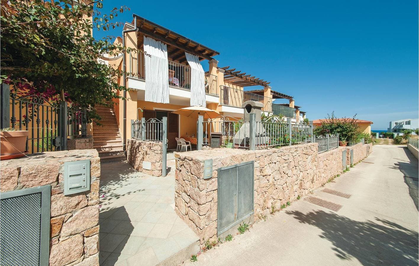 Gemütliche 1,5km Strand Wohnung: Terrasse, Küche, Kühlschrank 1
