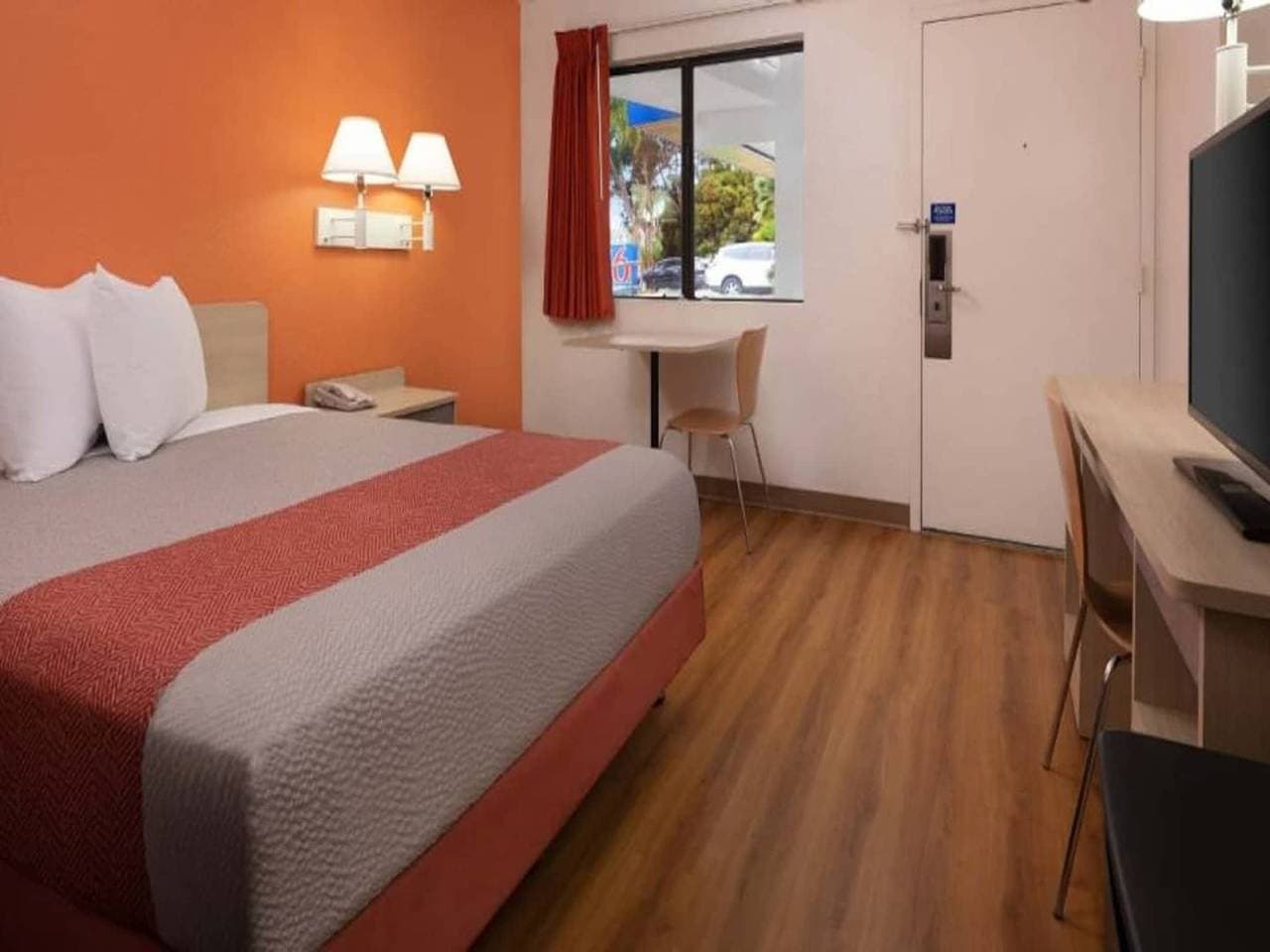 Foto 10 von 34: Geräumiges Zimmer mit 1 Queensize-Bett | Barrierefreie Dusche