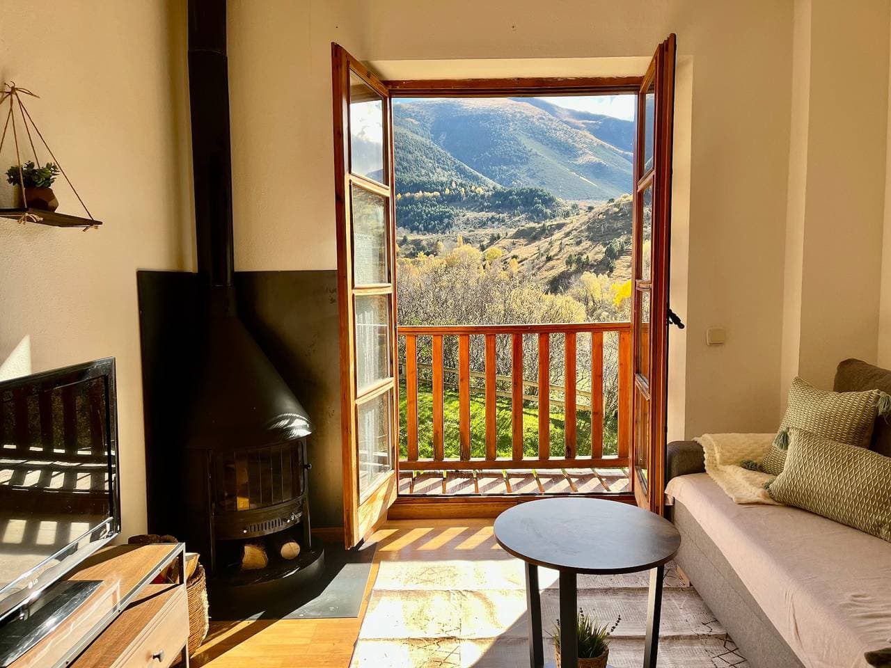 Foto 2 von 30: Ferienwohnung 'Mirador de la Neu' mit Bergblick, Gemeinschaftsgarten und Balkon
