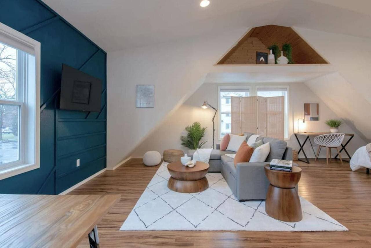 U-District Loft near GU w Self Check-in and Wifi 1