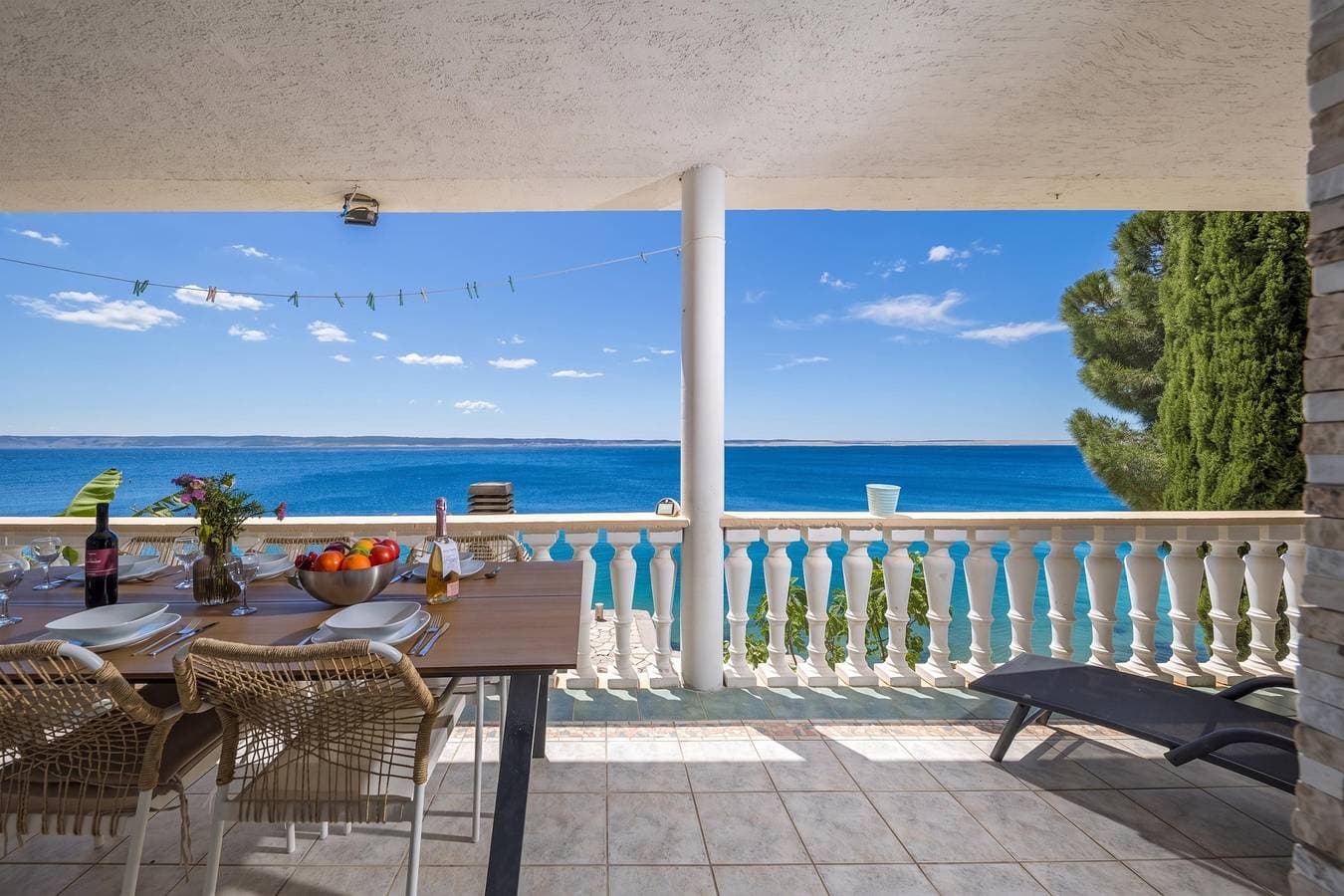 Foto 13 von 36: Seafront Escape - 4Br Beachfront Villa for 8