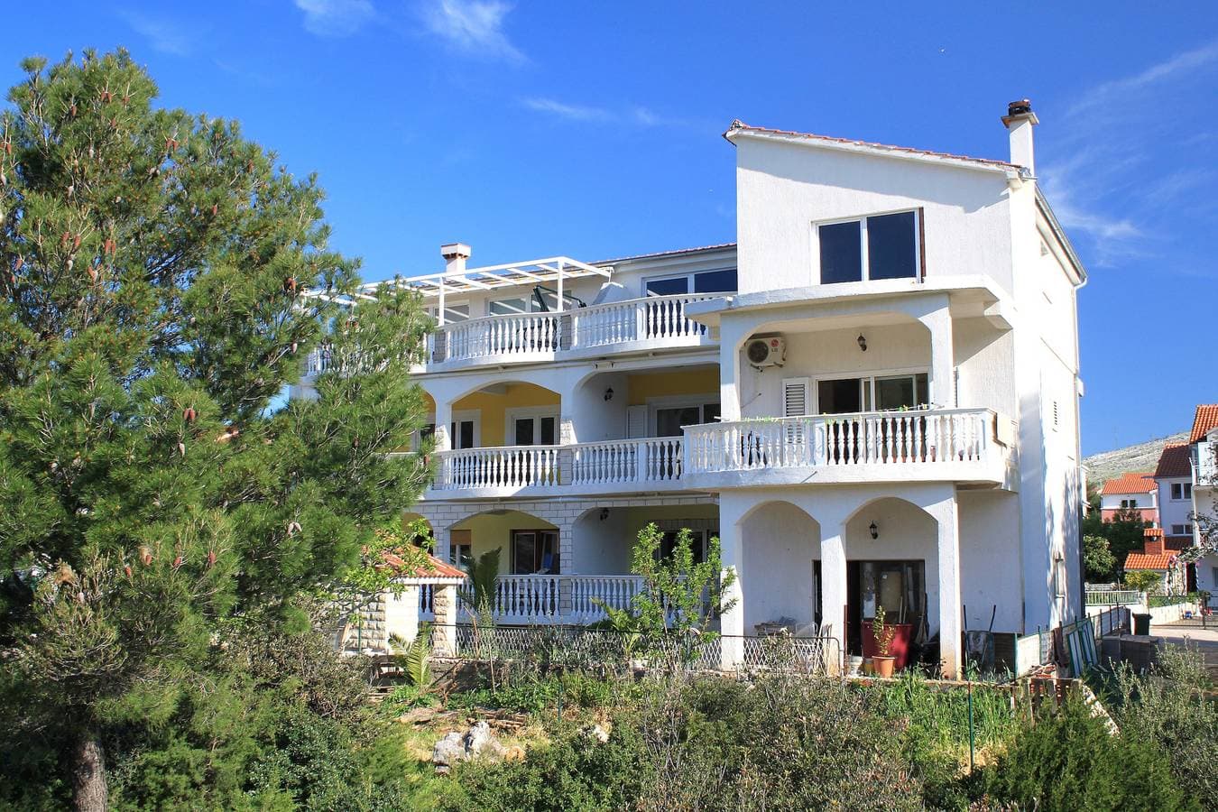 Foto 7 von 25: 2-Zimmer-Ferienwohnung mit Terrasse und Meerblick Grebastica, Sibenik -a