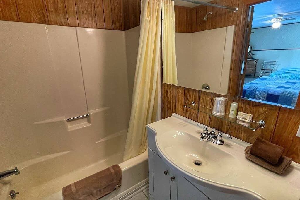 Foto 4 von 24: 19 Acadia Lodge Sleeps 4 Open Hearth Inn
