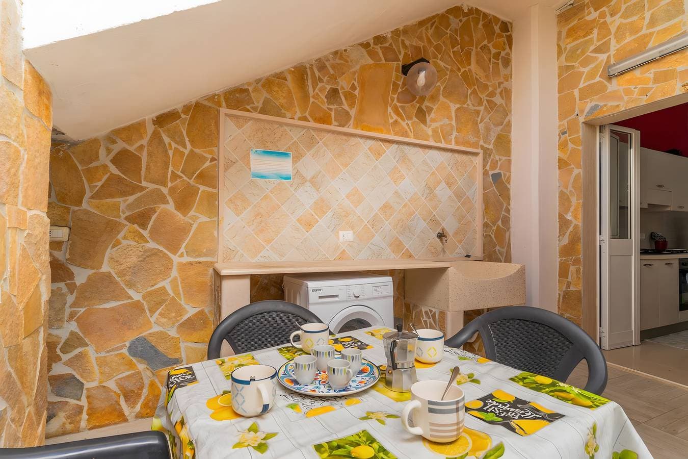 Foto 8 von 28: Ferienwohnung 'Due Passi Dal Mare' mit Meerblick, Gemeinschaftsterrasse und Klimaanlage