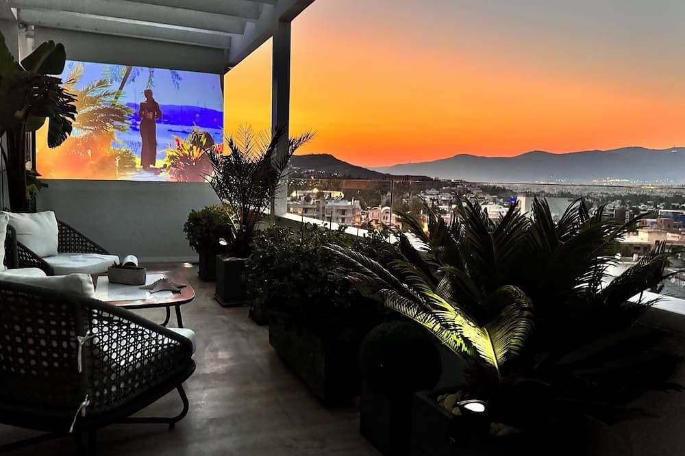 Foto 12 von 30: One 360 Skyline Athens - Penthouse Apartment with private Skyview Jacuzzi