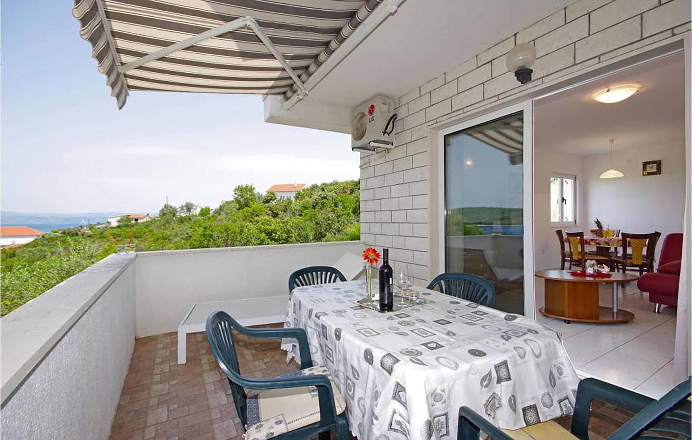 Foto 11 von 25: Apartment am Meer mit Terrasse, Parkplatz und Küche in Necujam