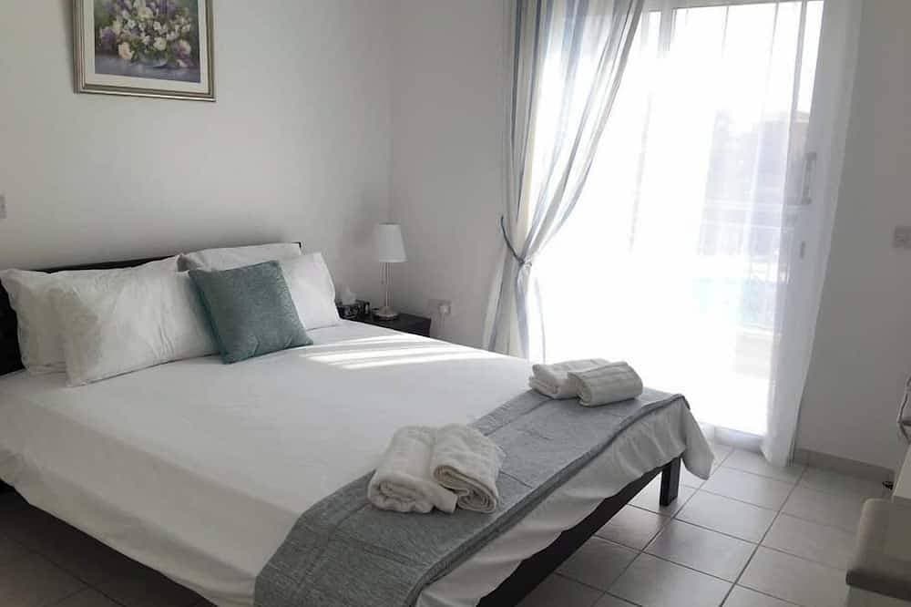Foto 2 von 19: Limnaria: Modern 1 Bed, Pool Views, 5min To Beach