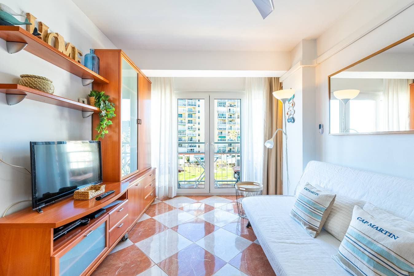 Foto 4 von 24: Sunny Seaside Apartment mit Meerblick, Pool & WLAN