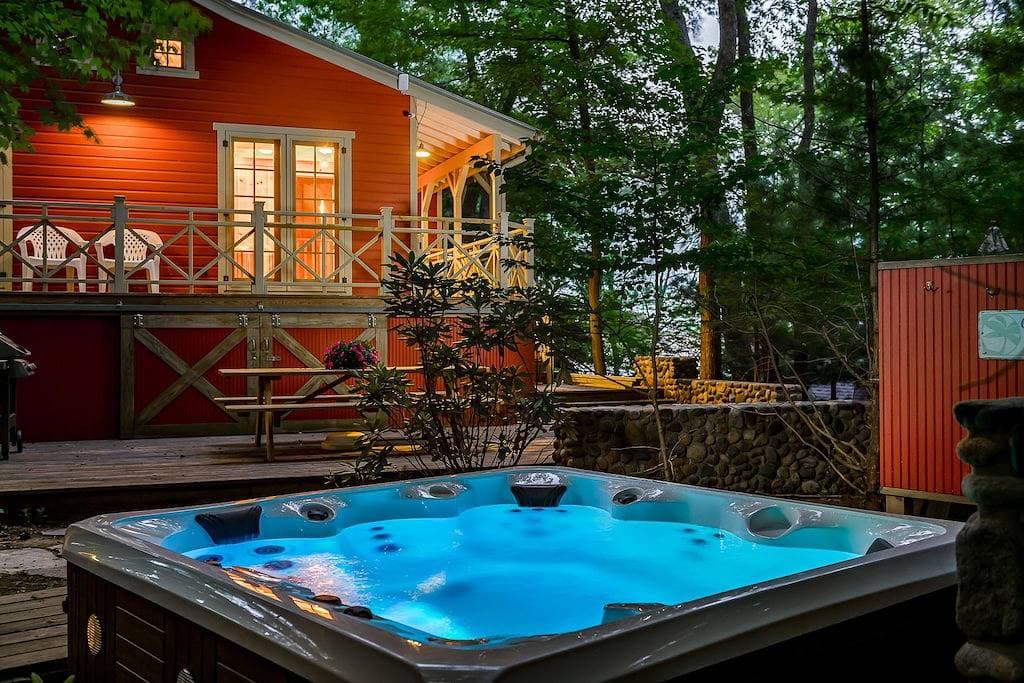 Foto 12 von 16: Treetop Studio on the Dune / Outdoor Shower + Hot Tub / Glamping