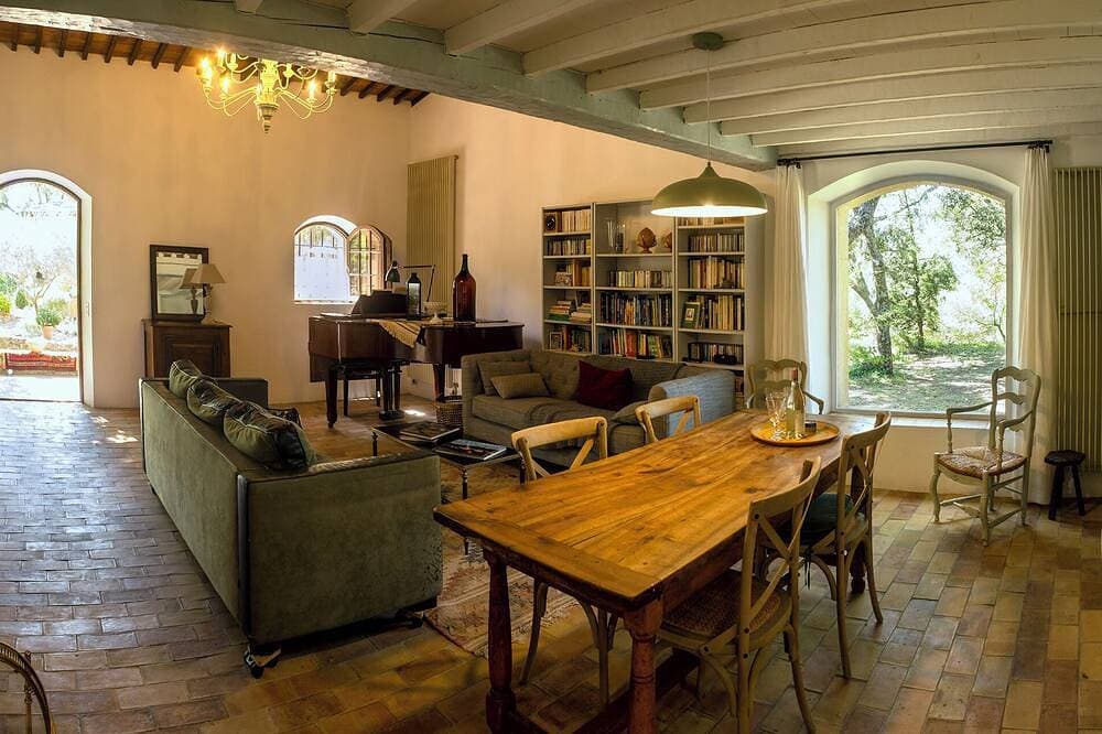 Foto 7 von 16: L'Atelier, mit seinen jahrhundertealten Eichen und Panoramablick auf die Region Luberon