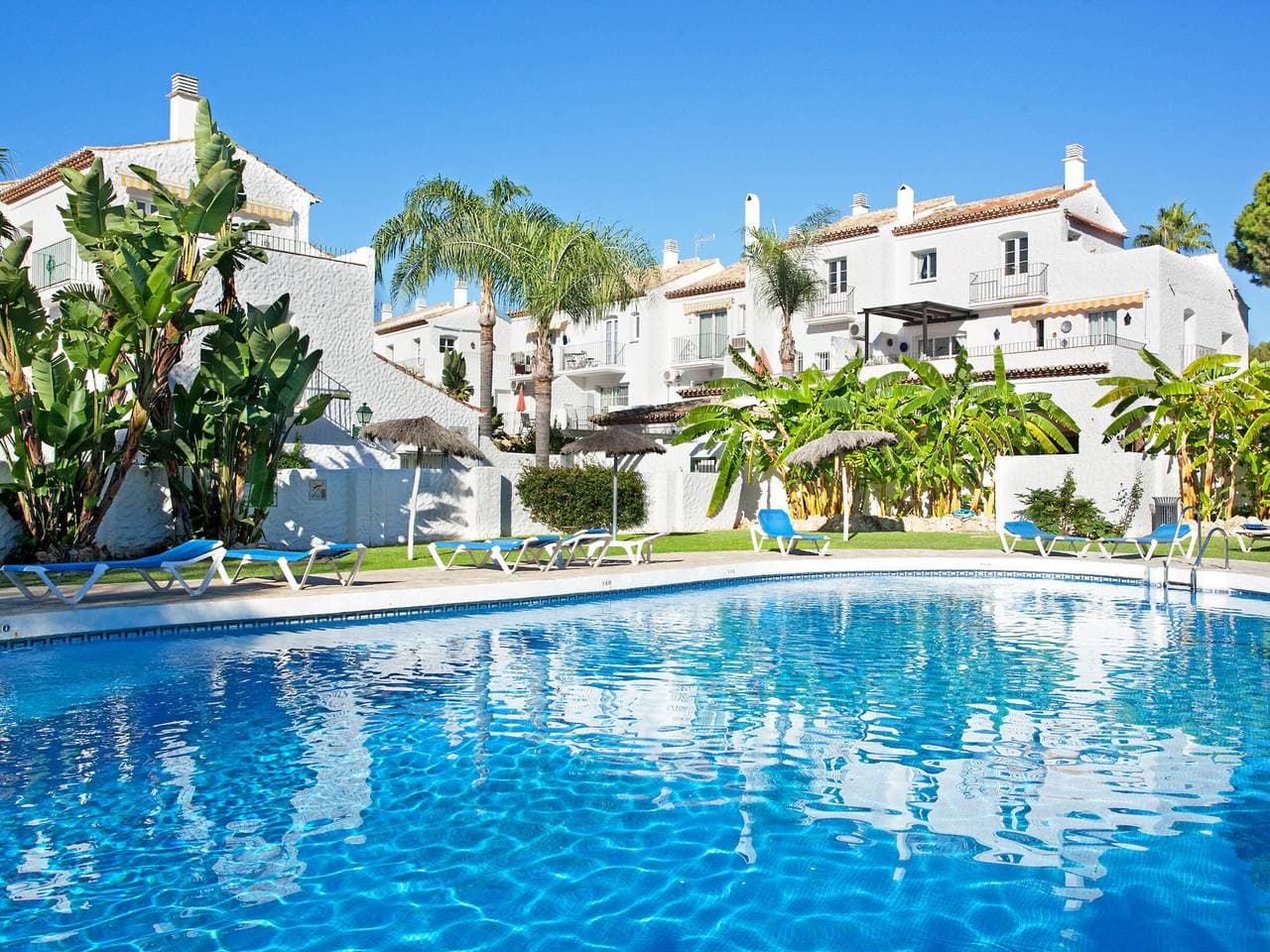 Foto 2 von 11: Ausgestattetes Studio in Estepona - Balkon und Gemeinschaftspool