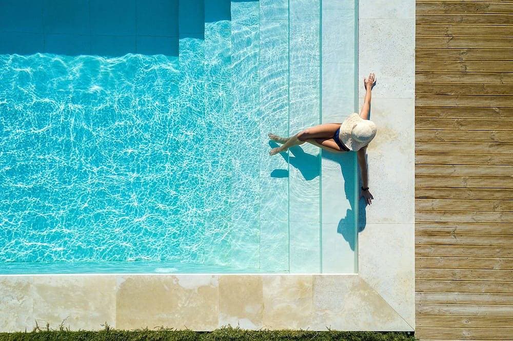 Villa Theano mit Meerblick, Salzwasser beheiztem Pool und Strand zu Fuß erreichbar 1