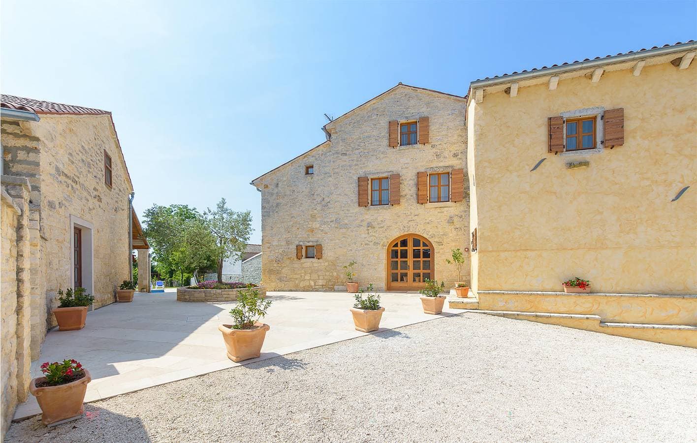 Geräumige 2-Zimmer-Wohnung mit Pool, WLAN und Terrasse 1