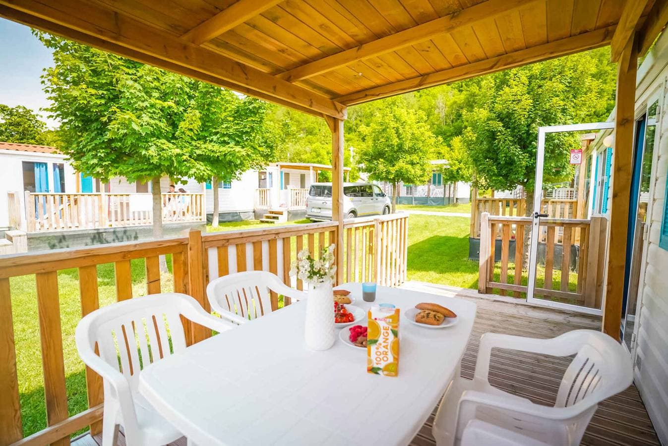 Foto 3 von 46: Mobilehome mit Klimaanlage, Terrasse und Pool