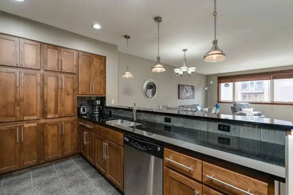 Foto 13 von 28: Riverstone Condo by Lake Cda~King Bed, Walk to Shops & Dining, Close to Downtown
