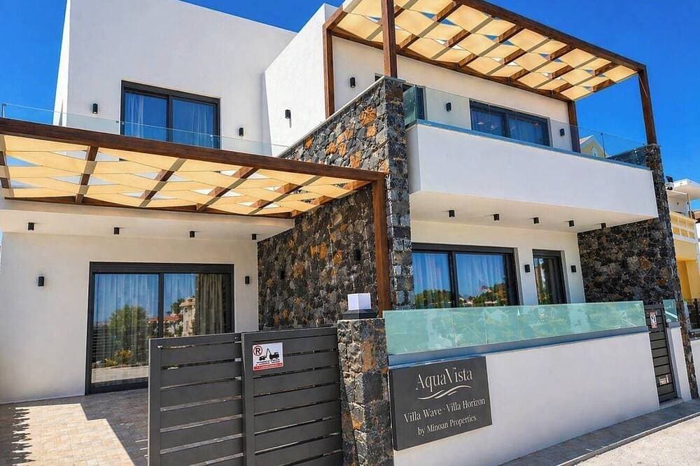Foto 12 von 29: Aqua Vista-Villa Wave seafront villa with  private Jacuzzi, Kalyves Crete