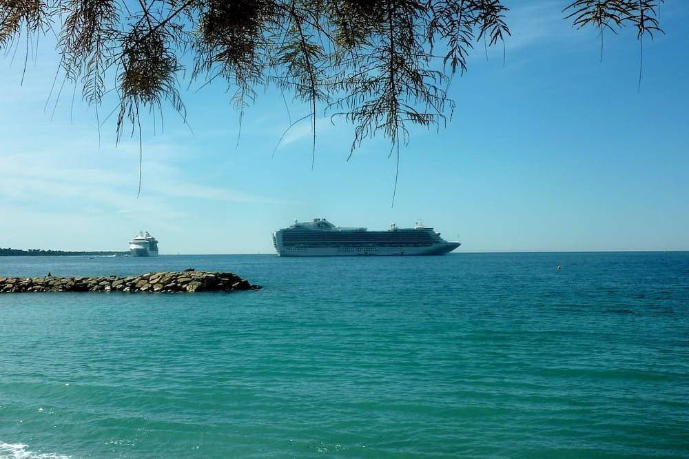 Foto 8 von 21: Cannes Beach. Appart Up Seaview 36 m2. Top Design. Pr. Center. Pool, Garage,